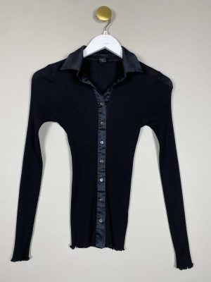 Oscalito str. S <br/> sort ribstrik bluse med satinkrave