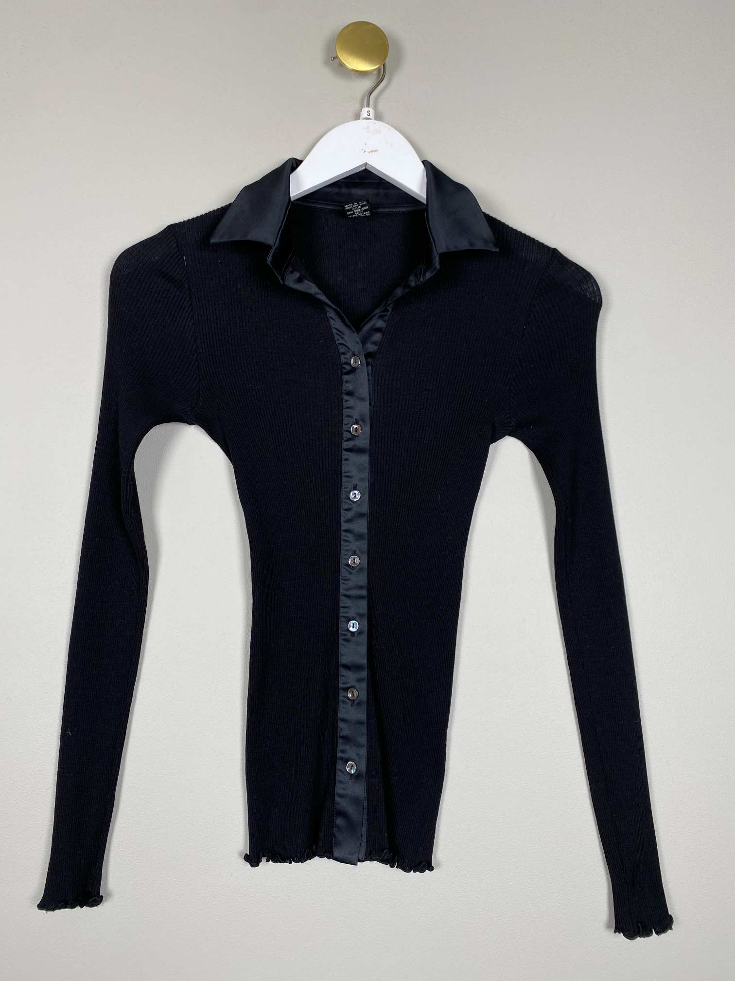 Oscalito str. S <br/> sort ribstrik bluse med satinkrave