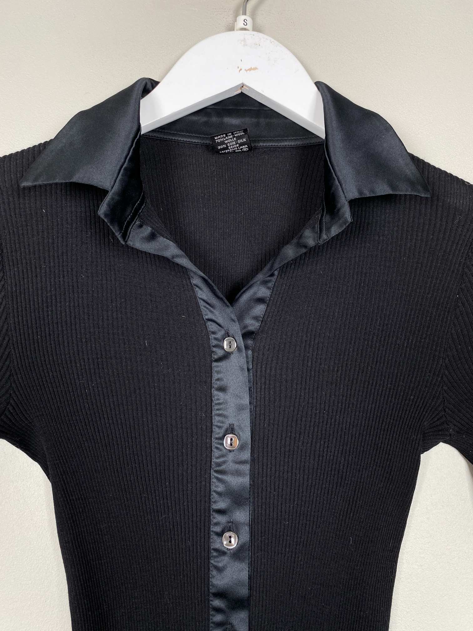 Oscalito str. S <br/> sort ribstrik bluse med satinkrave - Billede 3