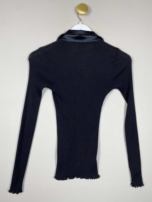 Oscalito str. S <br/> sort ribstrik bluse med satinkrave