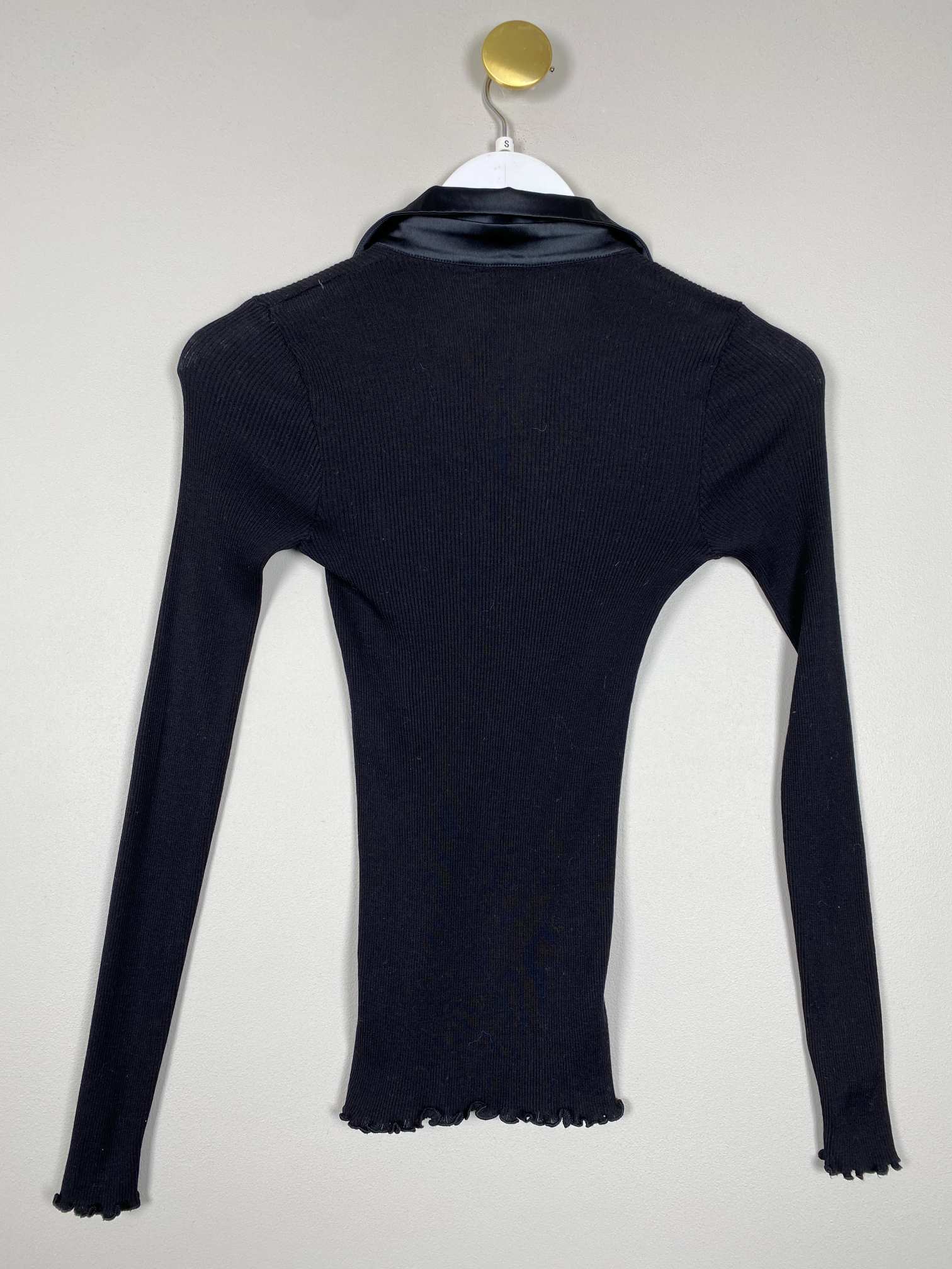 Oscalito str. S <br/> sort ribstrik bluse med satinkrave - Billede 2