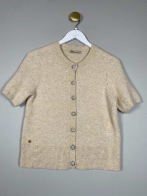 PBO str. S <br/> creme lamset  kortærmet strik med krystal lign knapper