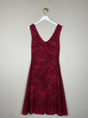 Hunza str.XL <br/> vin rød kjole med appilkationer og palietter