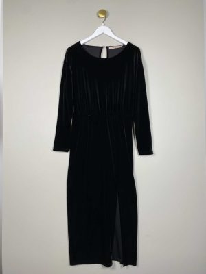 Rue Femme str. L <br/> sort lang velour kjole med lukning i nakke
