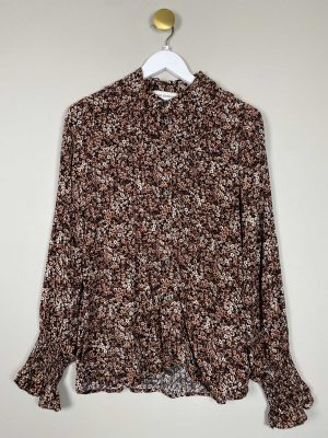 Sofie Schnoor str. M <br/> brun småblomstret skjorte med flæsekrave