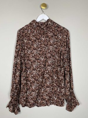 Sofie Schnoor str. M <br/> brun småblomstret skjorte med flæsekrave