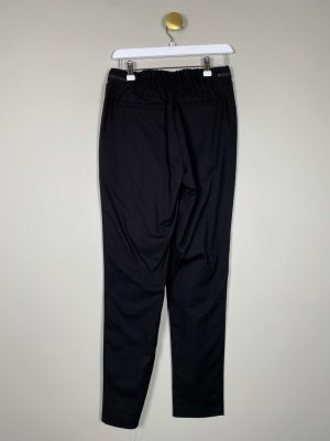 Rue Femme str. M <br/> sort buks med elastik i talje og lynlås effekt