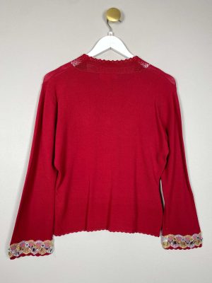 Lysgaard str. L <br/>  rød kort cardigan med stenpåsætning ved ærme