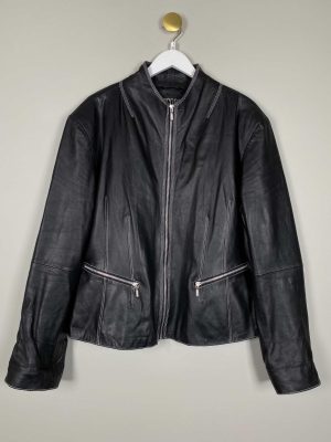 Zipcode by Marciano str. L/XL <br/> sort læderjakke med hvide syninger