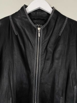 Zipcode by Marciano str. L/XL <br/> sort læderjakke med hvide syninger