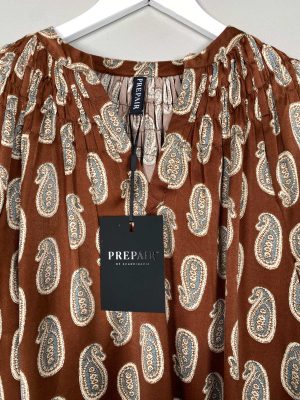 Prepair str. L <br/> brun bluse med blåt og beige mønster