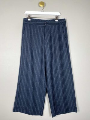 McVerdi str. S <br/> blå bukser med hvide striber og brede ben