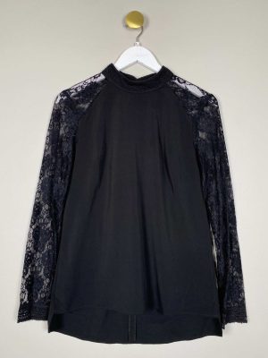 Object str. 36 <br/b> sort bluse med blondeærmer