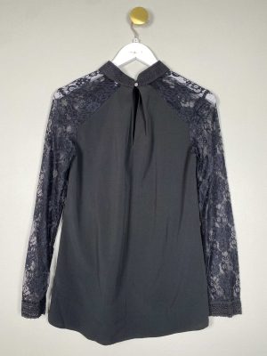 Object str. 36 <br/b> sort bluse med blondeærmer