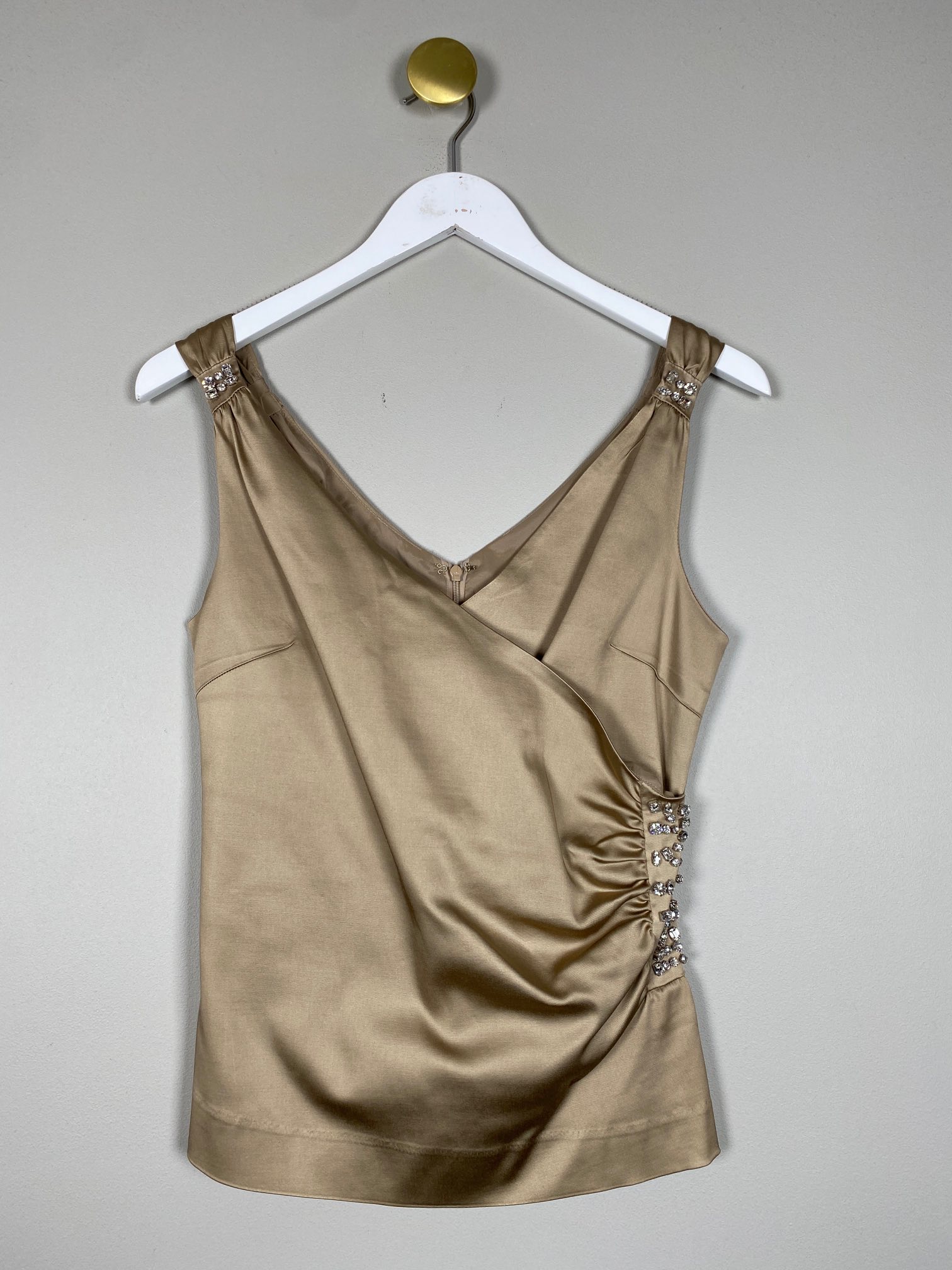 In Wear str. 38 <br/> Beige satin top med rhinsten