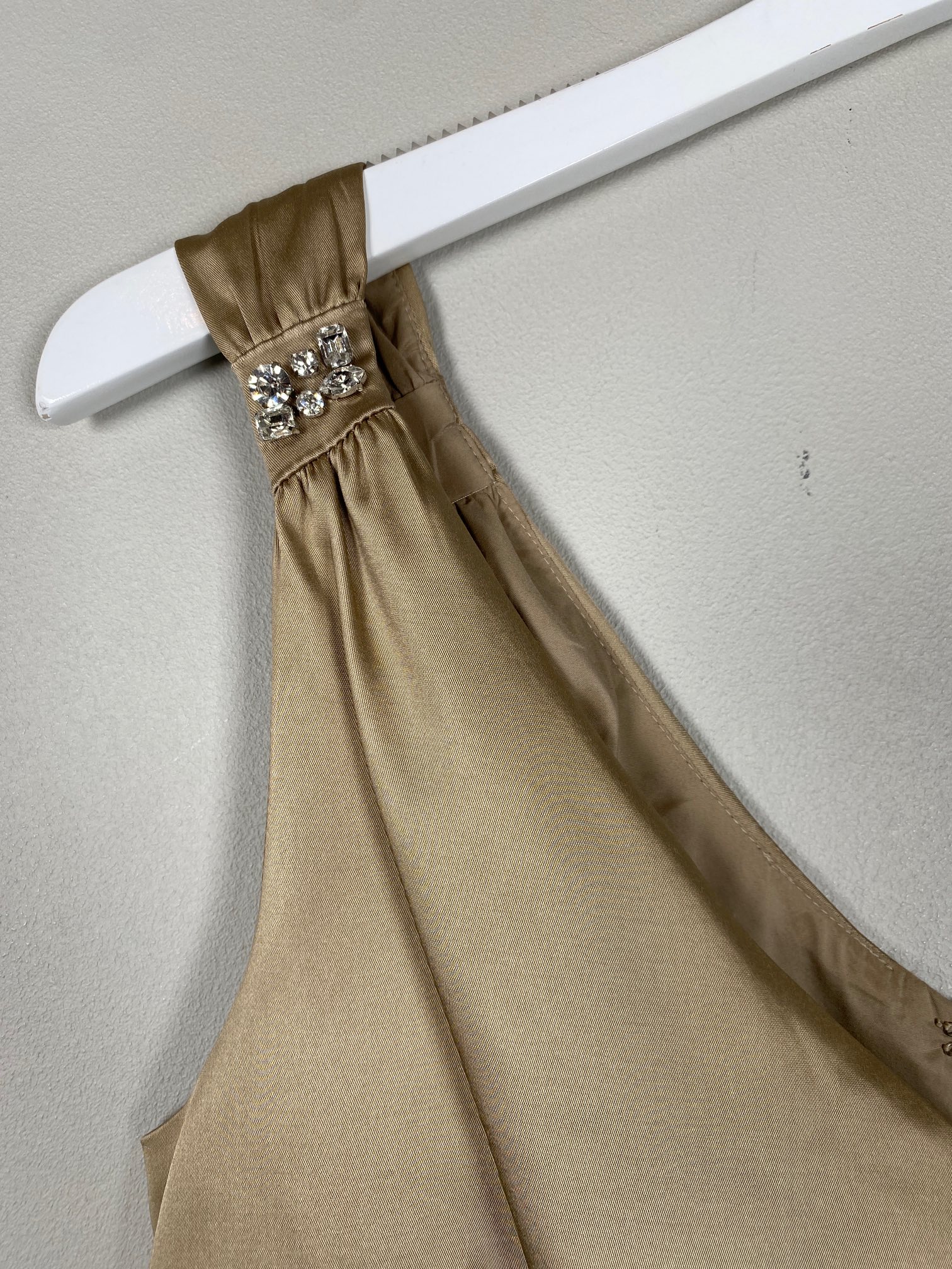 In Wear str. 38 <br/> Beige satin top med rhinsten - Billede 3