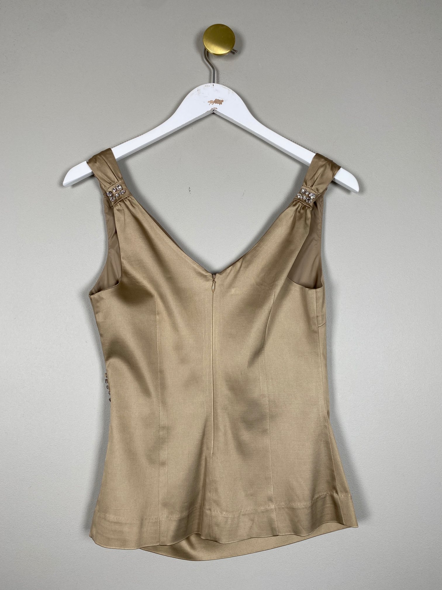 In Wear str. 38 <br/> Beige satin top med rhinsten - Billede 2