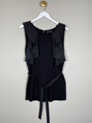 Aveala str. M <br/> sort bluse med flæse ved ærmegab og bindebånd