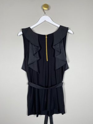 Aveala str. M <br/> sort bluse med flæse ved ærmegab og bindebånd