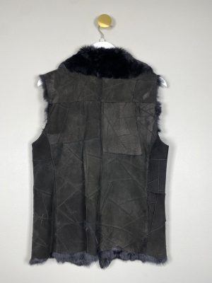 Vendebar sort ruskinds vest med pels vs ruskind syet i lapform