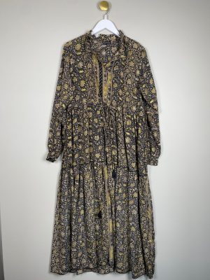 Black Color str. M L <br/> blomstret kjole med grøn og guld print