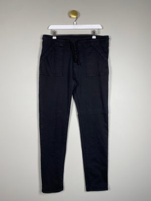 Marta str. L XL <br/> sort lærredsbuks med firkantede påsyede lommer