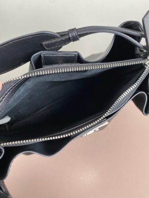 Valentino skuldertaske med rem i sort