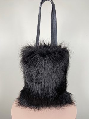 Taske i sort fake fyr