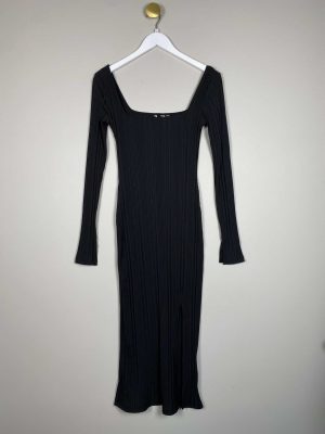H&M str. 34 <br/> lang sort kropsnær kjole