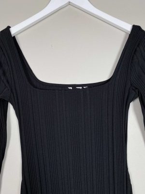 H&M str. 34 <br/> lang sort kropsnær kjole