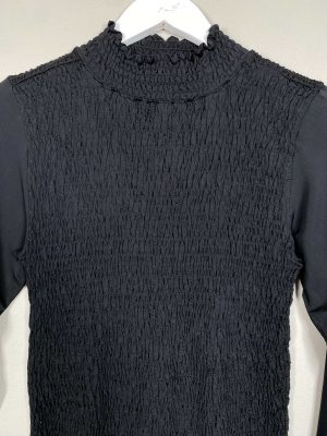 Levate str. S <br/> sort smockbluse med høj hals