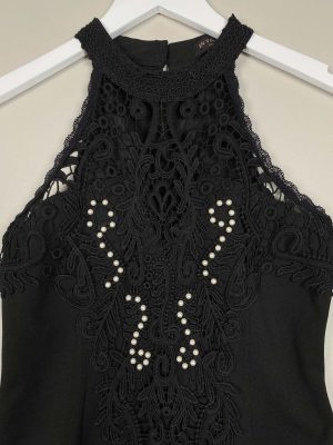 In Vogue Paris str. M <br/> sort halterneck top med perler og hulmønster