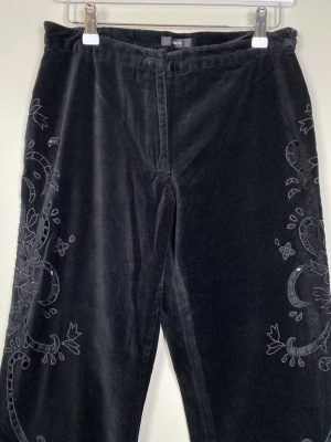 Zero str. 38 <br/> sorte bukser med hulmønster i siderne