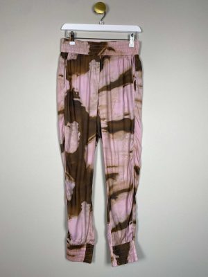 Gustav str. 34 <br/> rosa bukser med brunt mønster