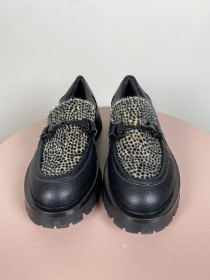 Tamaris str. 37 <br/> sorte loafers med dyreprint og spænde