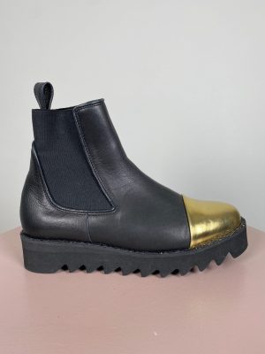 Stine Goya str. 37 <br/> sort ankelstøvle med "guld"