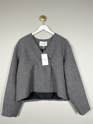 Levete str. 38  <br/> nålestribet  kort jakke