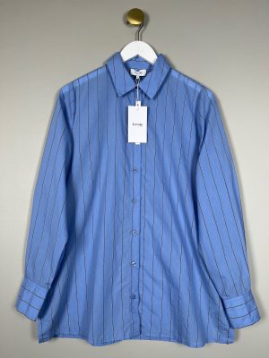 Levete str. S <br/> lang lyseblå skjorte med nålestribe