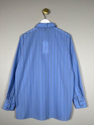 Levete str. S <br/> lang lyseblå skjorte med nålestribe