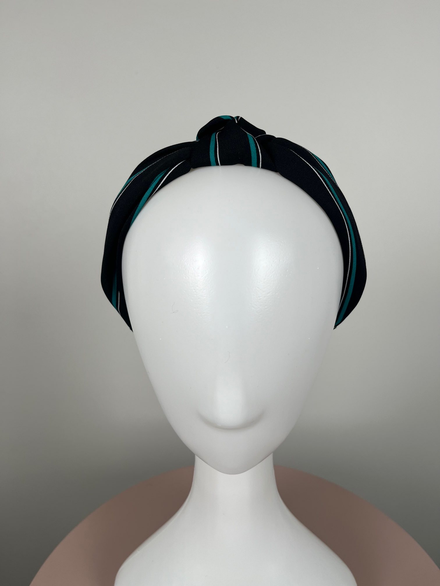 Hårbånd med snoning i sort stof med grøn og hvid stribe - Billede 4