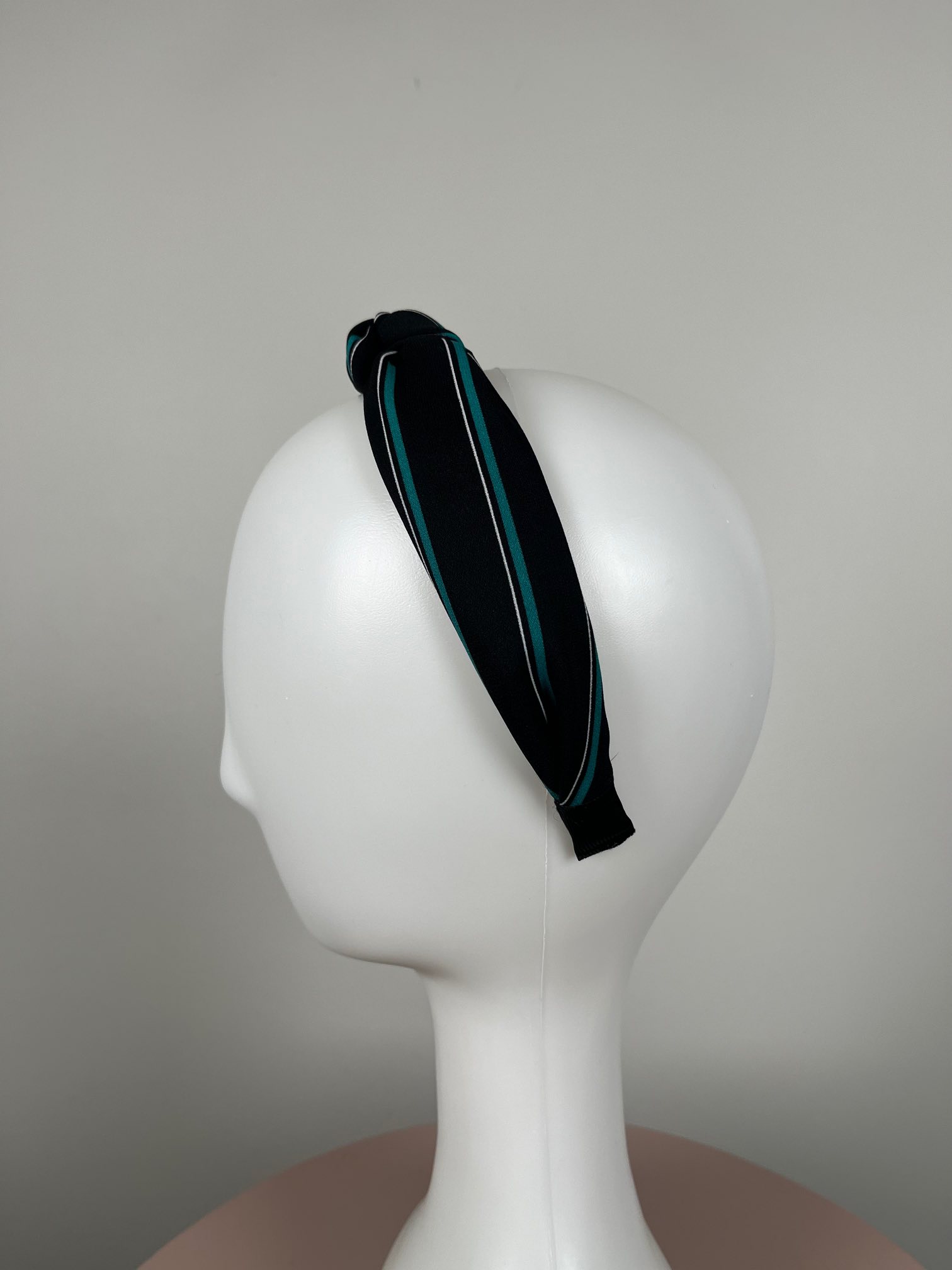 Hårbånd med snoning i sort stof med grøn og hvid stribe - Billede 3