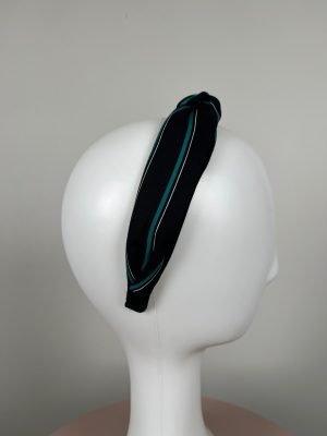 Hårbånd med snoning i sort stof med grøn og hvid stribe