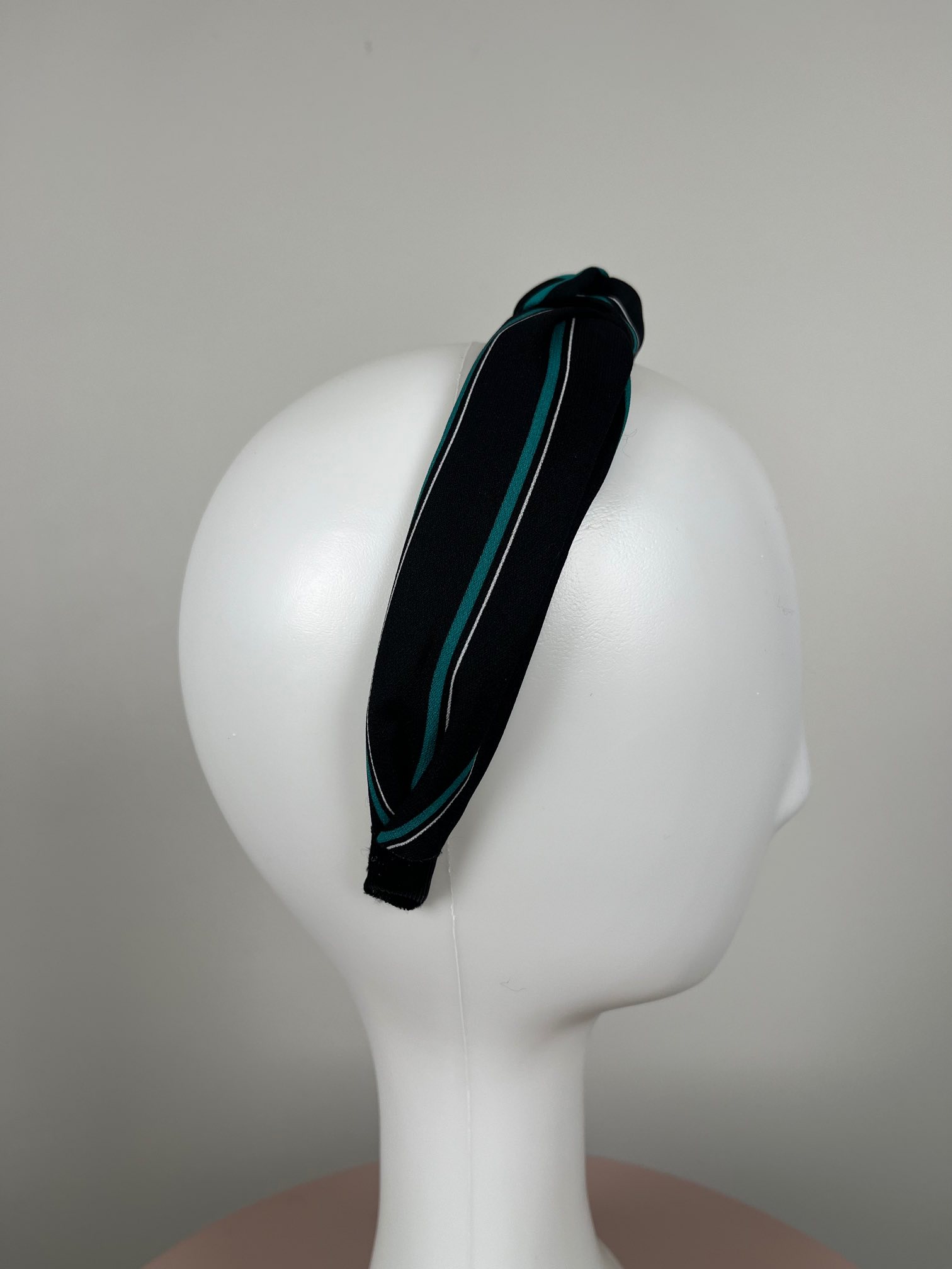 Hårbånd med snoning i sort stof med grøn og hvid stribe - Billede 2
