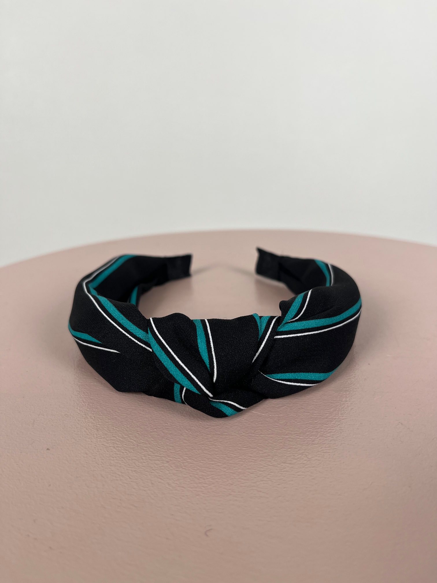 Hårbånd med snoning i sort stof med grøn og hvid stribe