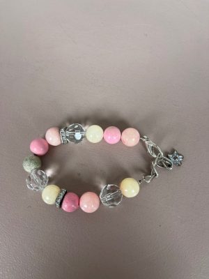 Armbånd med rosa perler