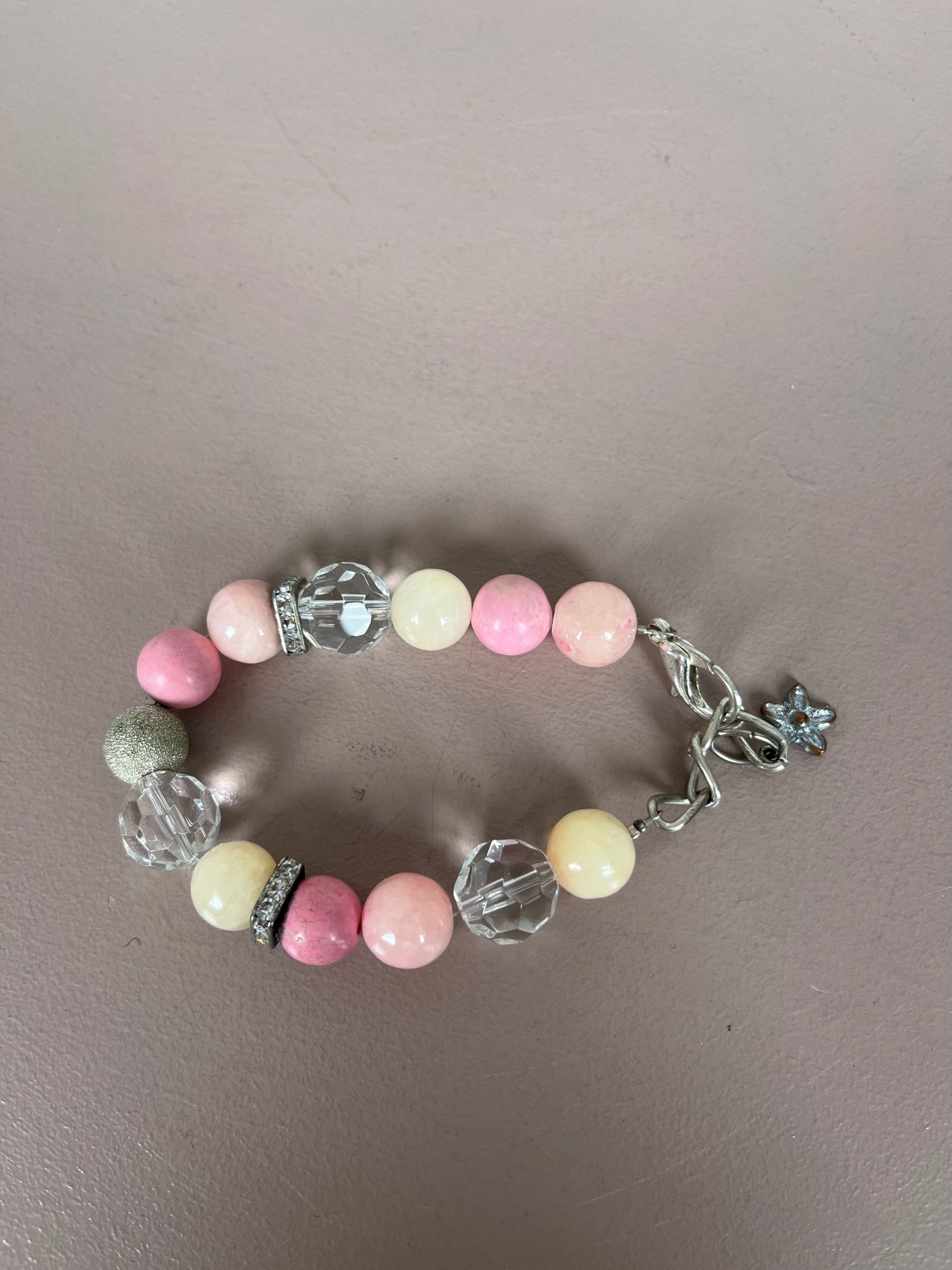 Armbånd med rosa perler