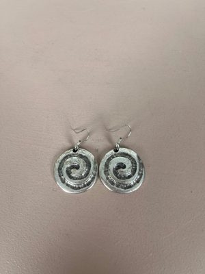 Ørering amulet med patineret cirkel mønster