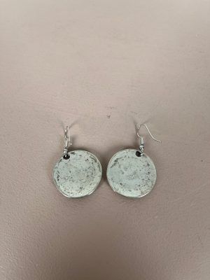 Ørering amulet med patineret cirkel mønster