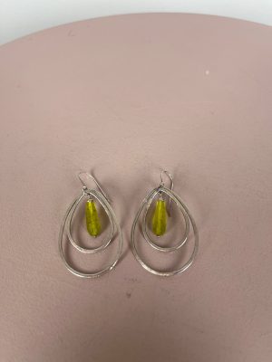 Øreringe hængende sølv med gulgrøn sten