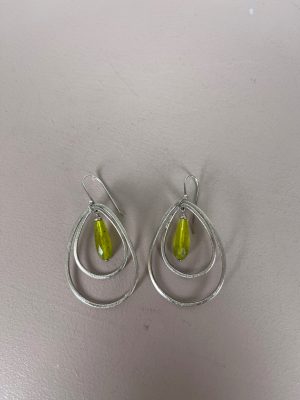Øreringe hængende sølv med gulgrøn sten